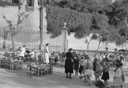 Nenes al pati de l'escola, el novembre del 1938.