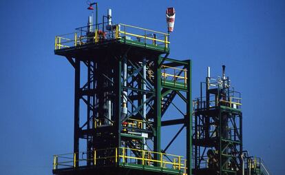 Torre de la factor&iacute;a de Ercros en Flix.