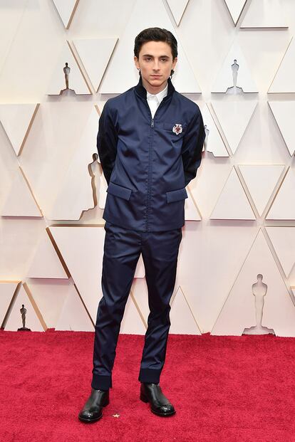 Timothée Chalamet, uno de los protagonistas de Mujercitas, eligió un look de aires deportivos de Prada.