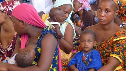 Un grupo de mujeres con sus hijos en la regi&oacute;n senegalesa de Matam.