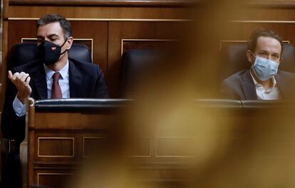 El presidente del Gobierno, Pedro Sánchez, junto al vicepresidente, Pablo Iglesias, durante la moción de censura de Vox al Gobierno de coalición en el Congreso de los Diputados, el pasado octubre.