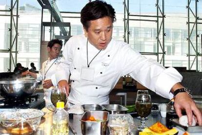 El <i>chef</i> japonés Yuji Wakija, durante la clase magistral que impartió en Madrid Fusión 2005.