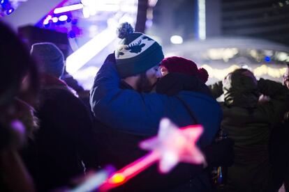 Una pareja se besa durante la celebración del Año Nuevo en Toronto (Canadá).