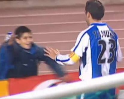 El niño Gerard Moreno, recogepelotas en 2003-2004, se abraza a Tamudo, jugador del Espanyol.