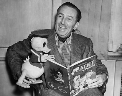 Disney, en 1951 leyendo 'Alicia en el País de las Maravillas' en compañía del pato Donald.