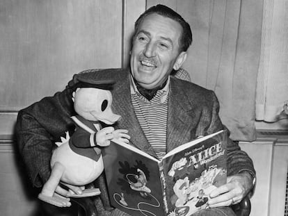 Disney, en 1951 leyendo 'Alicia en el País de las Maravillas' en compañía del pato Donald.