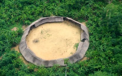 El poblado yanomami fue descubierto por un helic&oacute;ptero del ej&eacute;rcito venezolano en 2008 y al a&ntilde;o siguiente recibieron la visita de una misi&oacute;n cient&iacute;fica. Era la primera vez que ten&iacute;an contacto con el hombre blanco.