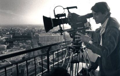 El director de cine Basilio Martín Patino, en el rodaje de 'Madrid', película de 1987.
