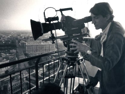 El director de cine Basilio Mart&iacute;n Patino, en el rodaje de &#039;Madrid&#039;, pel&iacute;cula de 1987.