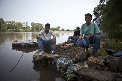 Tres j&oacute;venes migrantes en la frontera entre M&eacute;xico y Guatemala. 