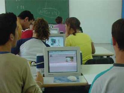 Un grupo de alumnos trabaja en clase con el ordenador.