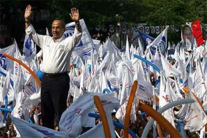 Felipe Caldern, candidato a la presidencia mexicana por el PAN, al trmino de un mitin en Cuernavaca.