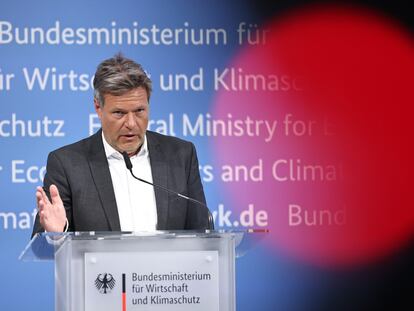 El ministro de Economía y Clima, Robert Habeck, durante una rueda de prensa el martes en Berlín en la que acusó a los liberales de no respetar sus promesas al bloquear la ley de calefacciones.