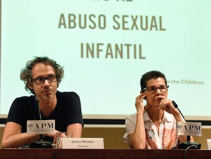 El pianista James Rhodes, activista contra la violencia sexual infantil, y Vicki Bernadet, responsable de la fundación que lleva su nombre, en una rueda de prensa organizada por Save the Children.