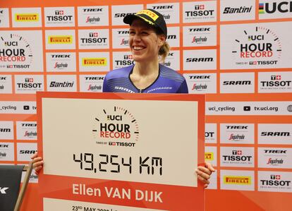 Ellen van Dijk sonríe este lunes junto a la marca que acredita su récord de la hora. 