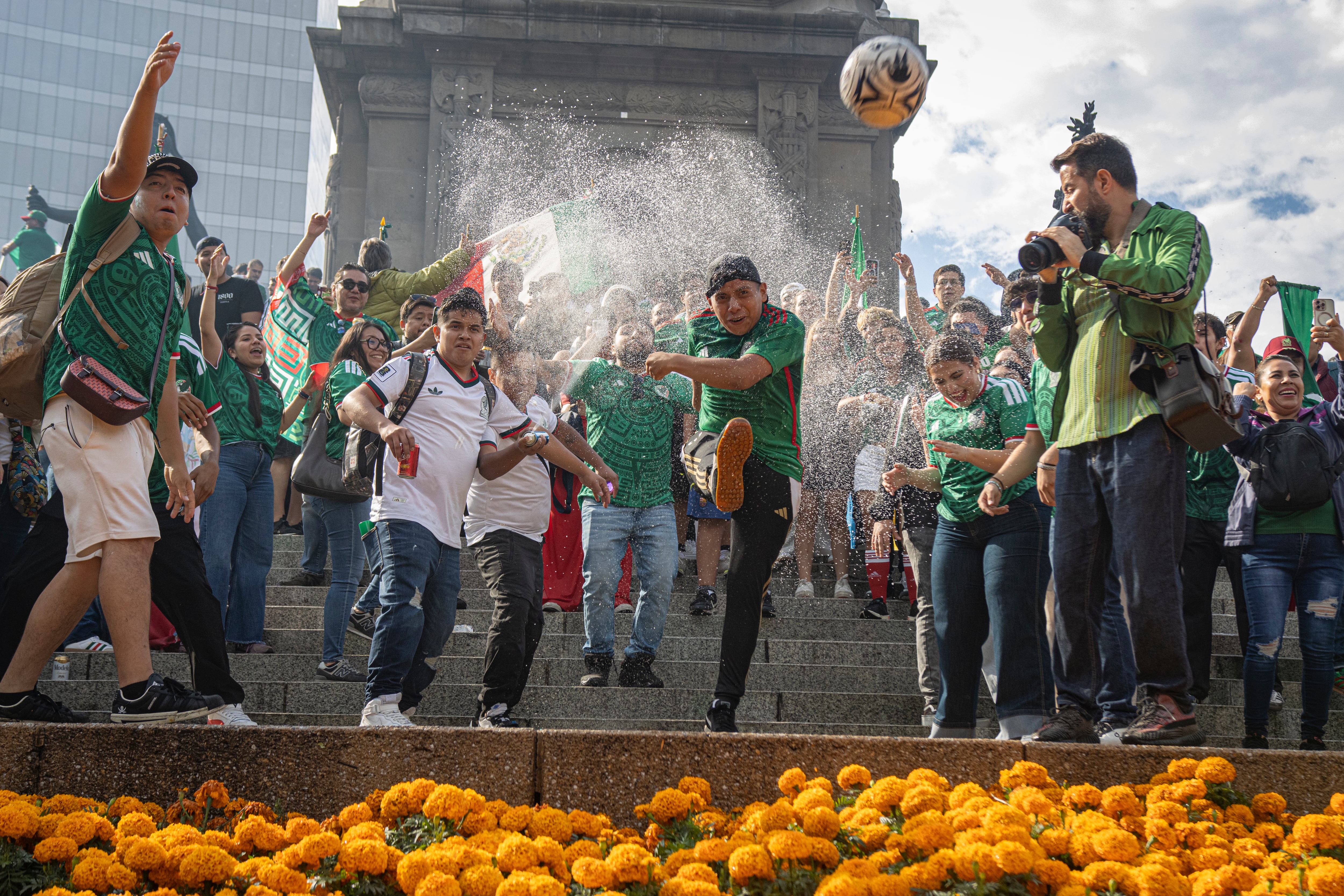 Aficionados celebran el triunfo de México en el juego inaugural deL Mundial FIFA 2026 en el Ángel de la independencia, el 11 de junio.