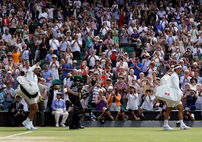 Roger Federer y Rafael Nadal, a su entrada a la pista central de Wimbledon.