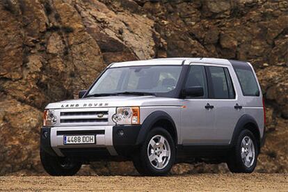 La línea del Discovery 3 se inspira en el elitista Range Rover. Comparte un frontal robusto y poderoso, aunque el techo y el lateral llevan un escalón que aumenta la altura para alojar la tercera fila de asientos.