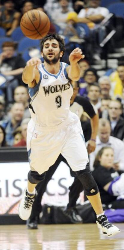 Ricky Rubio pasa el baln durante un partido con los Wolves