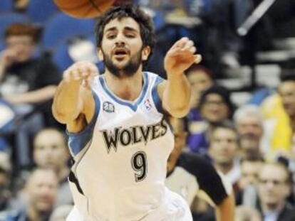 Ricky Rubio pasa el balón durante un partido con los Wolves
