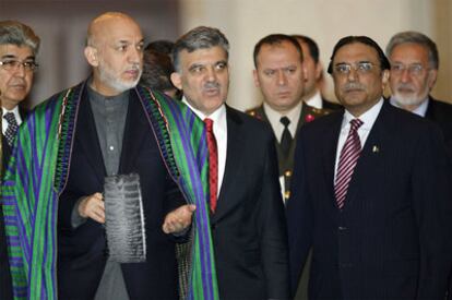 De izquierda a derecha, los presidentes de Afganistán, Hamid Karzai; Turquía, Abdulá Gül, y Pakistán, Asif Alí Zardari, en Estambul.