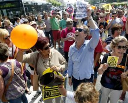 Cientos de personas y colectivos contra el fracking se concentraron hoy frente a la Delegación del Gobierno en Santander para protestar contra esta técnica y contra el permiso de investigación que otorgó el Gobierno central a Repsol para operar en la zona pasiega.