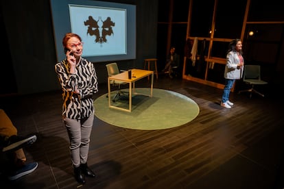 Susan Lynskey (izquierda) y Lisa Fernandez, en la pieza 'Side Effects May Include...', en el festival CATF.