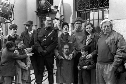 Presentación del rodaje del filme 'La hora de los valientes', dirigido por Antonio Mercero (a la dcha. de la imagen). En el centro, el actor Gabino Diego entre otros. 