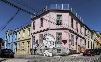 La nana gigante (2014), de la pareja de artistas franceses Ella & Pitr, también en Cerro Alegre.