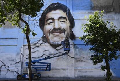 Un artista callejero pinta un retrato de Maradona, en Buenos Aires (Argentina). La Justicia ordenó este martes el registro del domicilio y del consultorio de Agustina Cosachov, la psiquiatra que trató a Diego Armando Maradona, en el marco de la causa que investiga las causas de la muerte del exfutbolista.
