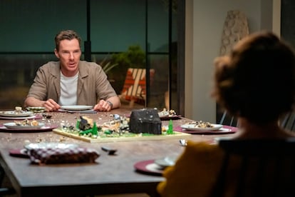 Benedict Cumberbatch, contra Olivia Colman en 'Los Rose'.