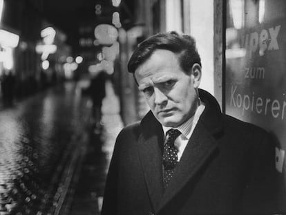 El escritor John Le Carr&eacute;, en 1963.
 