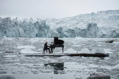 El pianista italiano Ludovico Einaudi, acompañado de activistas de Greenpeace España, ha unido su voz a través de la música en una acción llevada a cabo frente al glaciar Wahlenbergbreen (Noruega), para pedir la declaración de zona protegida del Ártico.