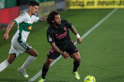 Marcelo, defendido por Rigoni durante el Elche-Real Madrid.