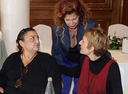 De izquierda a derecha, Elena Benarroch, Carmen Alborch y Sonsoles Espinosa, ayer.