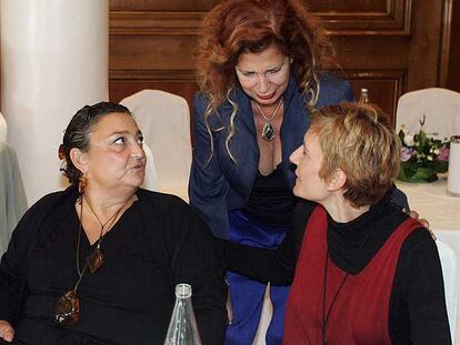 De izquierda a derecha, Elena Benarroch, Carmen Alborch y Sonsoles Espinosa, ayer.