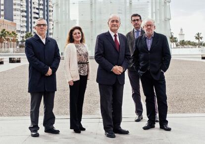 Los directores de los principales museos de Málaga posan junto al alcalde frente al edificio que albergará al Centro Pompidou. De izquierda a derecha: José Lebrero, director artístico del Museo Picasso de Málaga; Lourdes Moreno, directora artística del Museo Carmen Thyssen; Francisco de la Torre, alcalde de Málaga; José María Luna, director de la agencia que gestiona el Pompidou; Fernando Francés, director del Centro de Arte Contemporáneo de Málaga.