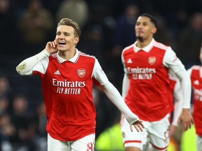 Martin Odegaard celebra la victoria del Arsenal sobre el Tottenham.