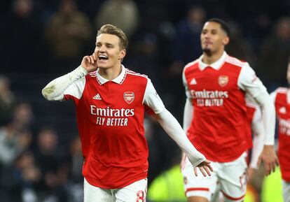 Martin Odegaard celebra la victoria del Arsenal sobre el Tottenham.