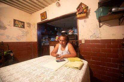 Susana Corona, en el comedor de su casa.