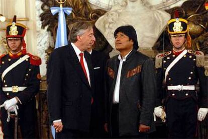 El presidente de Argentina, Néstor Kirchner (izquierda), y su homólogo boliviano, Evo Morales, ayer en Buenos Aires.