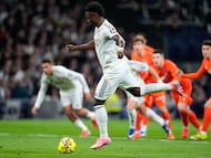 Vinicius Junior marca de penalti ante la Real Sociedad.