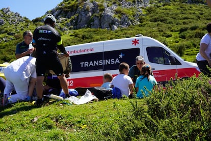 Varios menores, que no han sufrido lesiones, tras el accidente de autobús en Covadonga, este lunes.