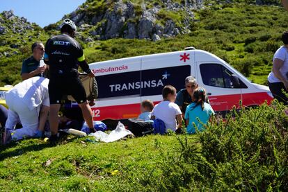 Varios menores, que no han sufrido lesiones, tras el accidente de autobús en Covadonga, este lunes.