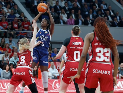 La jugadora del Valencia Nadia Fingall lanza a canasta en la final, en una imagen cedida por la FEB.