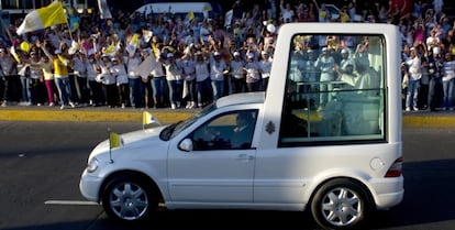 El papamóvil en su paseo por León.