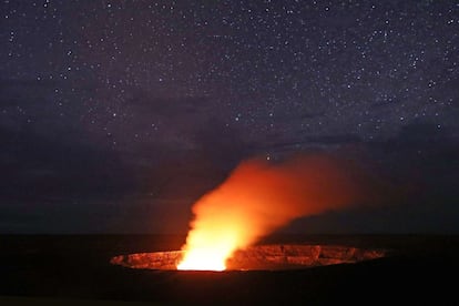 Vista nocturna del volcán Kilauea en Hawái.



 