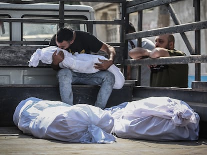 Un hombre besa el cadáver de un niño en la morgue del hospital Al Shifa de Gaza.