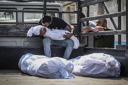 Un hombre besa el cadáver de un niño en la morgue del hospital Al Shifa de Gaza.