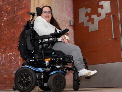 Noelia Da Costa acude este jueves en silla de ruedas a la Facultad de Trabajo Social de la UPV, en Vitoria.